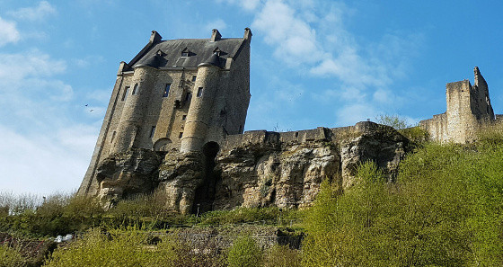 Die imposante Burg prägt das Bild von Larochette