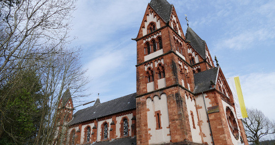 Die Pfarrkirche Sankt Lutwinus am Start- und Zielpunkt der Tour