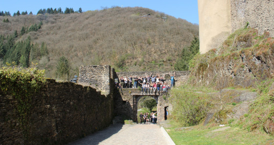 Bevor es wieder in Richtung Jugendhaus ging, wurden am Fuße des Schlosses noch Gruppenfotos gemacht um diesen gemeinsamen Tag festzuhalten.