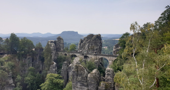 Die berühmteste Felsformation der sächsischen Schweiz ist die Bastei.