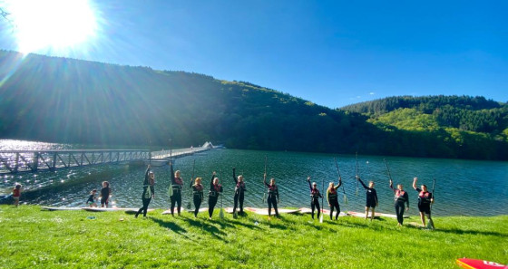 The animation team of Lultzhausen youth hostel organised in collaboration with Sarah & John Yoga, a series of six after work yoga classes on the SUP during summer.